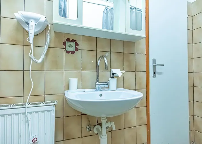 Belvedere Private In Shared Aprt - 12 Min From Center Apartment *